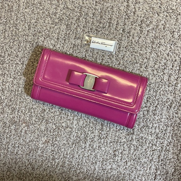 100% authentic Ferragamo Vera bow snap wallet - Picture 2 of 5